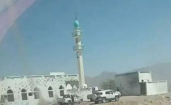 5 شهداء جراء القصف الحوثي لمسجد عسيلان