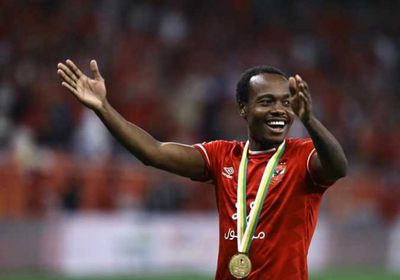 بيرسي تاو يغيب 4 أسابيع عن تدريبات الأهلي بسبب الإصابة