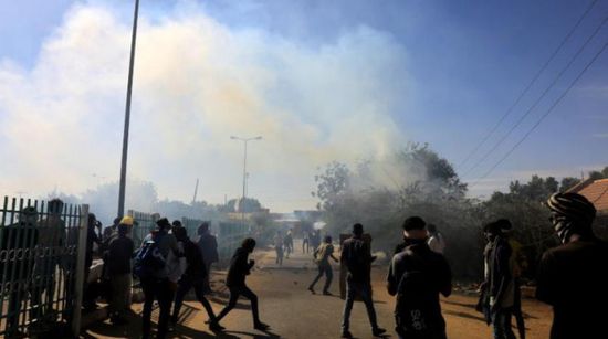 السودان.. الأمن يطلق الغاز المسيل للدموع على متظاهرين في الخرطوم