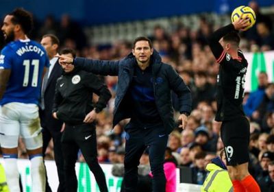 بعد طلب لامبارد.. إيفرتون يضم فان دي بيك