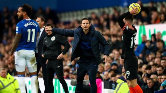 بعد طلب لامبارد.. إيفرتون يضم فان دي بيك