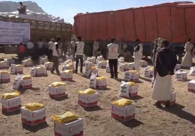 قافلة إنسانية إماراتية تدخل حريب لإغاثة السكان (فيديو)