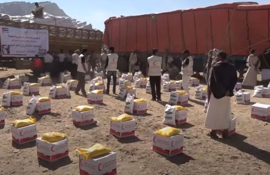 قافلة إنسانية إماراتية تدخل حريب لإغاثة السكان (فيديو)