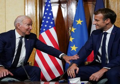 بايدن وماكرون يبحثان الأزمة الأوكرانية هاتفيًا