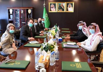 التصعيد الحوثي والناقلة صافر على طاولة آل جابر وجريسلي