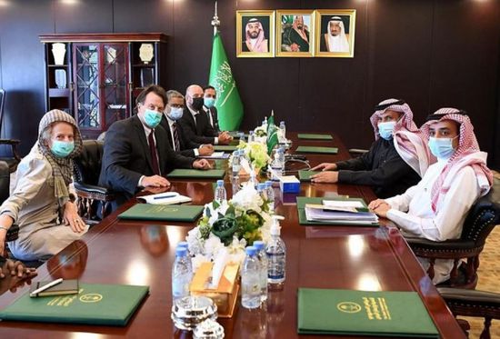 التصعيد الحوثي والناقلة صافر على طاولة آل جابر وجريسلي