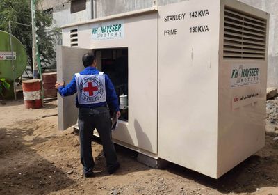 "الصليب الأحمر" تسلم مولدا كهربائيا لـ "مياه الحديدة"