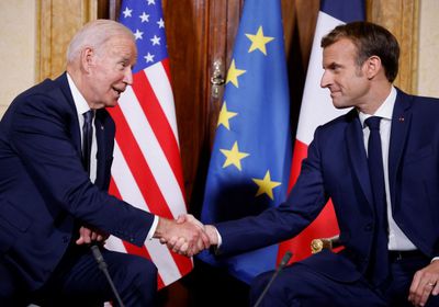 مجددًا.. ماكرون يناقش مع بايدن الأزمة الأوكرانية
