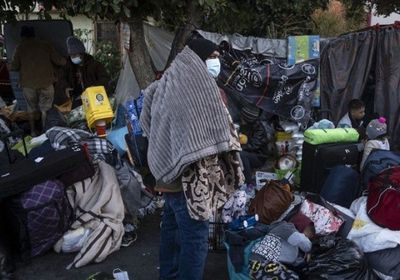 المكسيك تفكك مخيمًا يضم 380 مهاجرًا