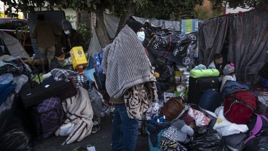 المكسيك تفكك مخيمًا يضم 380 مهاجرًا