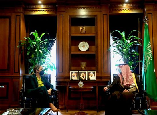 مشاورات سعودية أمريكية لإيقاف التصعيد الإرهابي الحوثي