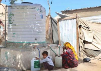 استمرار مشروع الإمداد المائي بمخيمات النازحين في الخوخة