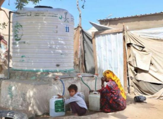 استمرار مشروع الإمداد المائي بمخيمات النازحين في الخوخة