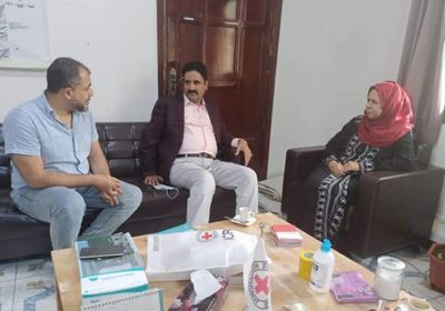 "انتقالي شبوة" و"الصليب الأحمر" يبحثان دعم ضحايا الإرهاب الحوثي