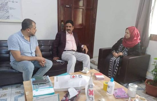 "انتقالي شبوة" و"الصليب الأحمر" يبحثان دعم ضحايا الإرهاب الحوثي