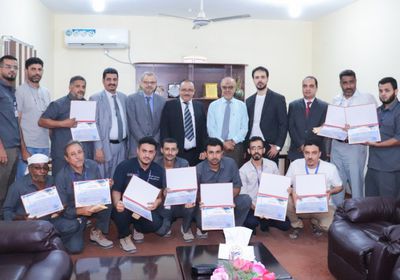 وزير النقل يكرم 14 من مهندسي مطار عدن