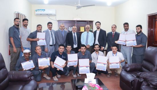 وزير النقل يكرم 14 من مهندسي مطار عدن