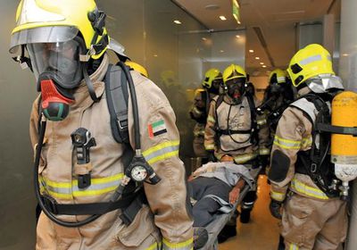 إخماد حريق في بناية بأبوظبي دون خسائر