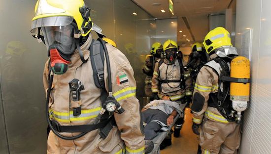 إخماد حريق في بناية بأبوظبي دون خسائر