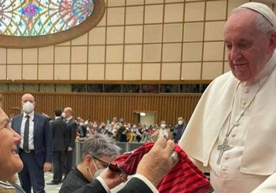 والدة "رونالدو" تقدم قميص البرتغال لبابا الفاتيكان