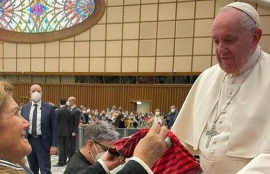 والدة "رونالدو" تقدم قميص البرتغال لبابا الفاتيكان