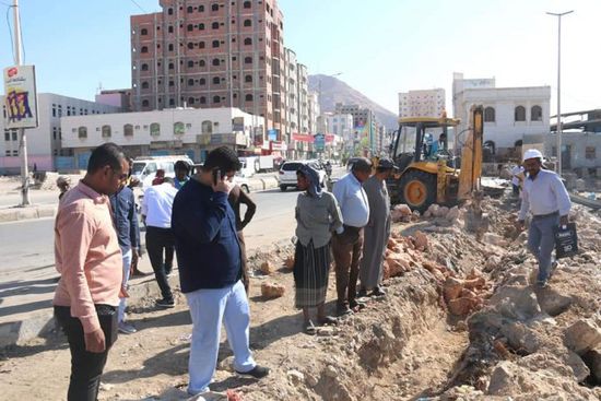 استمرار إنشاءات تأهيل الإنزال السمكي بالمكلا