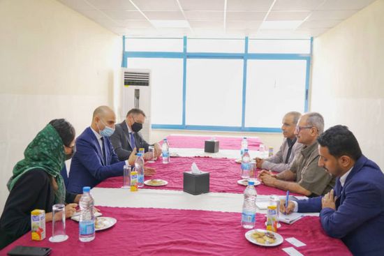 "الانتقالي" يطلع السفير الفرنسي على الأوضاع الاقتصادية