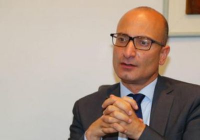 السفير الفرنسي: الهجمات الحوثية البربرية يجب أن تتوقف