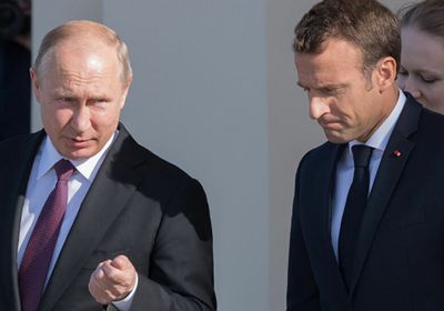 ما سبب اجتماع بوتين وماكرون على الطاولة الكبيرة؟
