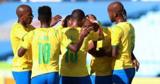 صن داونز يتفوق على الهلال بهدف في الشوط الأول