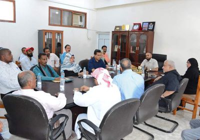  قيادات "صيرة" تناقش سير أعمال المشاريع التنموية