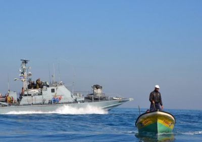 فلسطين.. زوارق الاحتلال تهاجم الصيادين غرب غزة