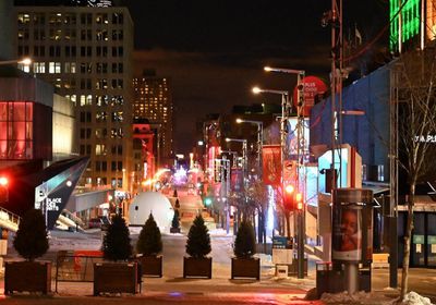 محتجو قيود كورونا يخلون المناطق السكنية بكندا