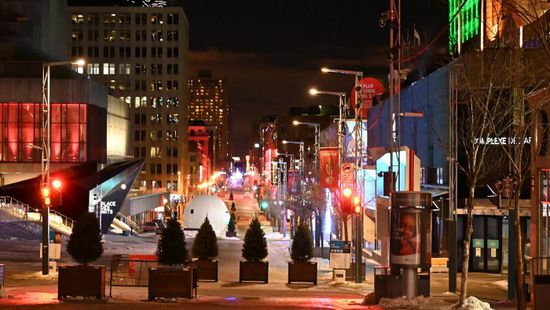 محتجو قيود كورونا يخلون المناطق السكنية بكندا