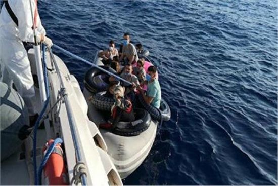 الجيش الموريتاني ينقذ 5 بحارة بعد انقلاب قاربهم