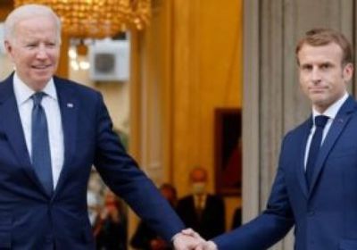 بايدن وماكرون يبحثان مستجدات الأزمة الأوكرانية