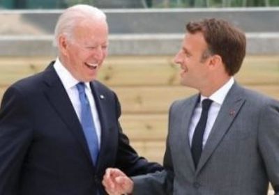 ماكرون وبايدن يبحثان صحة بدء انسحاب روسيا من حدود أوكرانيا