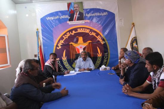 "انتقالي عتق" يحذر من الشائعات وزرع المناطقية