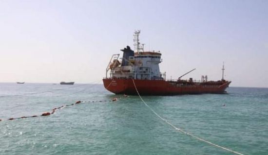 ناقلة إماراتية تفرغ شحنة محروقات في سقطرى