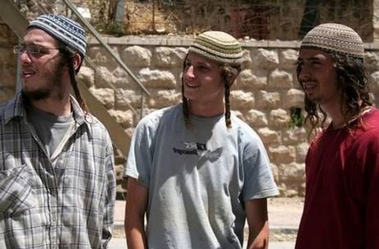 فلسطين.. مستوطنون وطلاب معاهد توراتية يقتحمون الأقصى