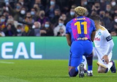 نابولي يتقدم بهدف على برشلونة بالشوط الأول