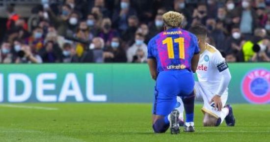 نابولي يتقدم بهدف على برشلونة بالشوط الأول