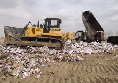 لمخالفة المقاييس.. إتلاف 2066 كرتون دجاج مجمد بميناء عدن