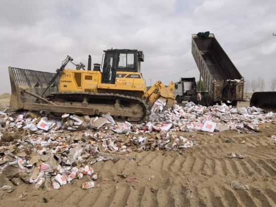 لمخالفة المقاييس.. إتلاف 2066 كرتون دجاج مجمد بميناء عدن