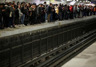 فرنسا.. ماذا وراء إضراب عمال مترو باريس؟