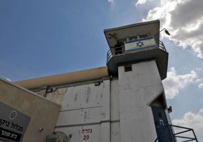 الأسرى الفلسطينيون يُواصلون التصعيد في ساحات السجون الإسرائيلية