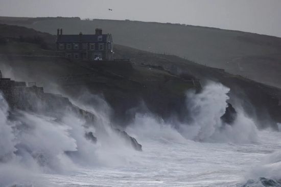 بريطانيا.. تحذيرات من مخاطر هبوب العاصفة "فرانكلين" 