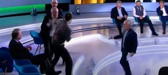 أوكراني يعتدي بالضرب على آخر سياسي لتأييده روسيا (فيديو)