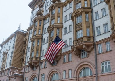 السفارة الأمريكية في روسيا تدعو رعاياها للاستعداد بخططهم الخاصة للإجلاء