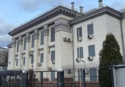 أوكرانيا.. إنزال العلم الروسي عن سفارة البلاد بكييف